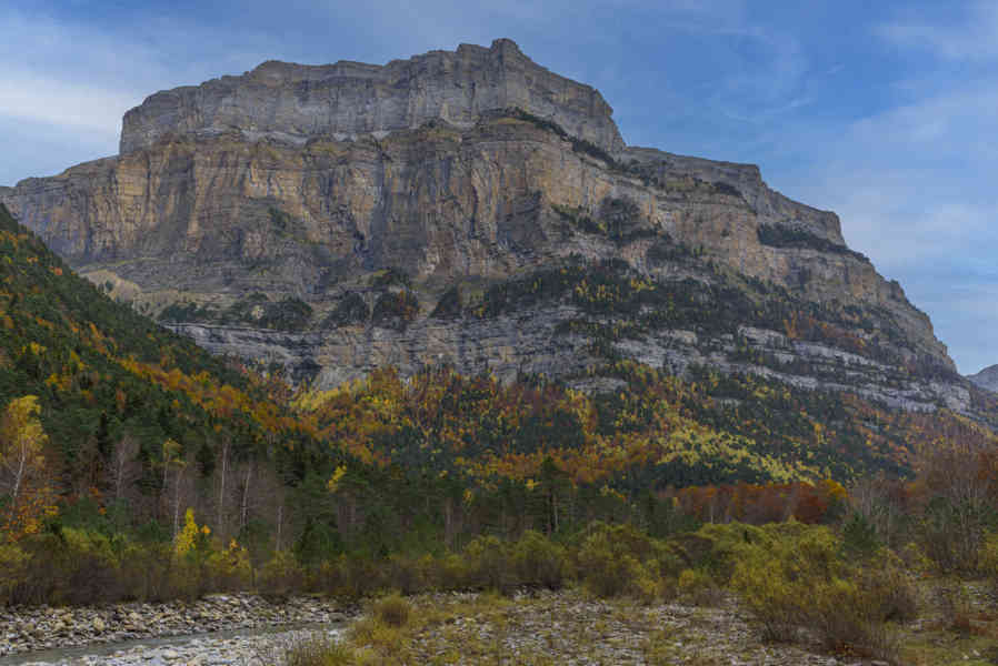 Huesca - parque nacional de Ordesa y Monte Perdido - valle de Ordesa 09 - rio Arazas y La Fraucata.jpg